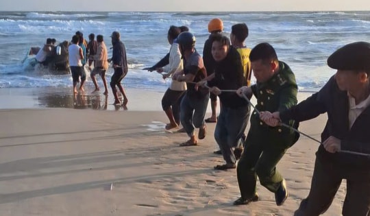 Sóng đánh chìm ghe làm một ngư dân mất tích