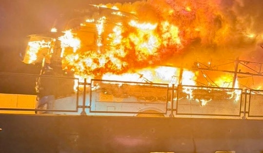 Xe giường nằm bốc cháy trên cao tốc, một hành khách tử vong