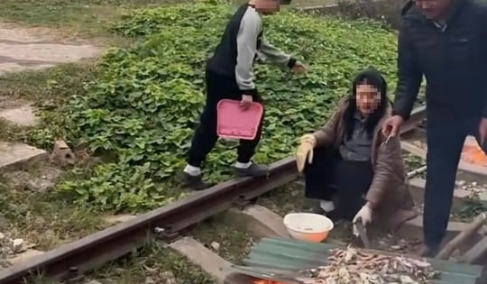 Xôn xao clip gia đình nổi lửa, nướng đồ ăn trên đường ray