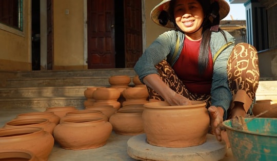 Làng 'nắn đất'