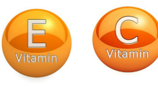 Vitamin C hay vitamin E: Loại nào tốt hơn cho da và cách dùng đúng để trẻ hóa làn da?