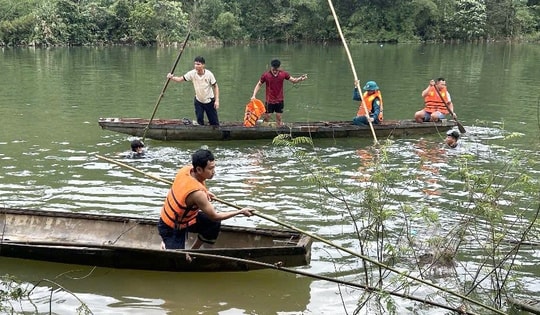 Đà Nẵng: Lật ghe chở 7 người đi làm rẫy, một người tử vong