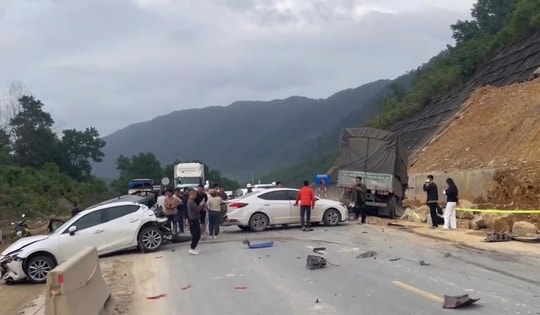 Xe tải phanh gấp gây tai nạn liên hoàn giữa 10 ô tô trên cao tốc