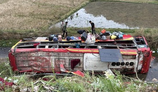 11 người bị thương do lật xe khách trên Quốc lộ 37 ở Sơn La