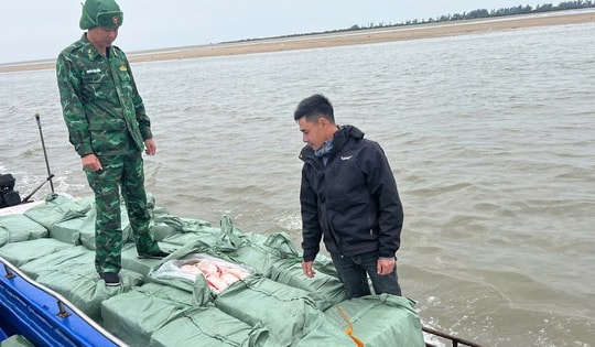 Biên phòng Quảng Ninh thu giữ hơn tấn thịt vịt đông lạnh không rõ nguồn gốc trên biển