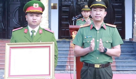 Thủ tướng tặng Bằng khen cho chiến sĩ công an dũng cảm lao vào dòng lũ dữ cứu người