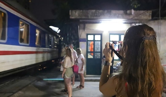 Hà Nội đề xuất dừng chạy tàu qua phố cà phê đường tàu