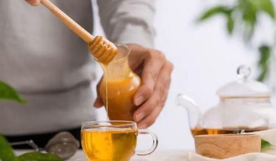 Ai không nên uống trà xanh pha mật ong?