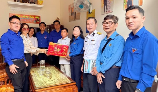 Tuổi trẻ TPHCM viết tiếp hành trình 'Mang yêu thương gửi về biển, đảo'