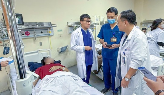 Bộ Y tế yêu cầu tập trung điều trị tốt nhất nạn nhân bị thương trong vụ cháy ở phố Trần Cung