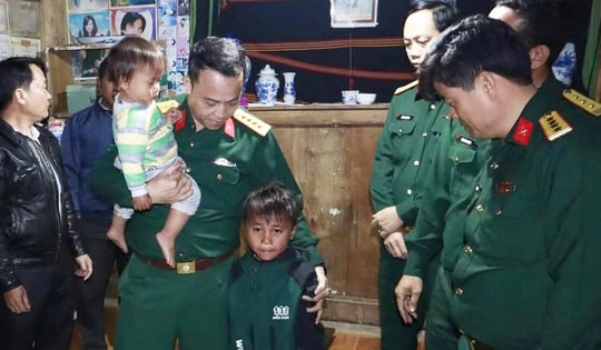 Trao gần 350 triệu đồng hỗ trợ hai gia đình nạn nhân trong vụ sạt lở núi ở Đà Nẵng