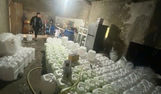 Chặn đứng gần 900 lít rượu hương cốm không nguồn gốc dịp cận Tết