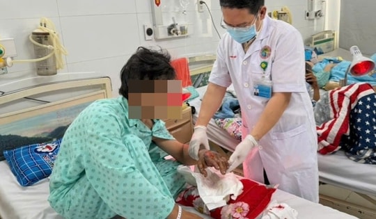 Cứu bàn tay gần lìa của nam công nhân bị máy cưa gỗ cắt