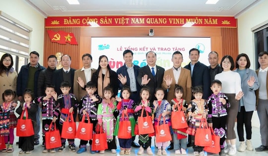 Quỹ Bảo trợ trẻ em của Bộ Y tế mang quà xuân cho hơn 4.000 trẻ em ở Lai Châu