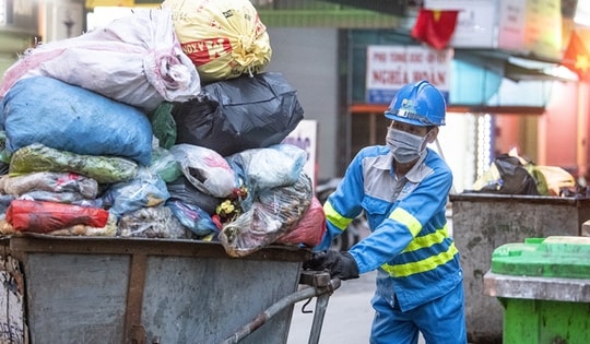 Rác không phân loại sẽ bị từ chối thu gom, người dân Hà Nội phải làm gì?