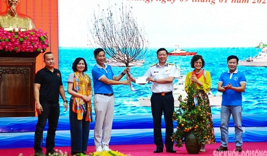 Ấm áp tình đất liền với quân dân vùng biển đảo Tây Nam