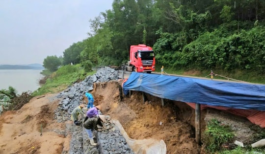 Khắc phục sạt lở uy hiếp tuyến giao thông huyết mạch ở Huế