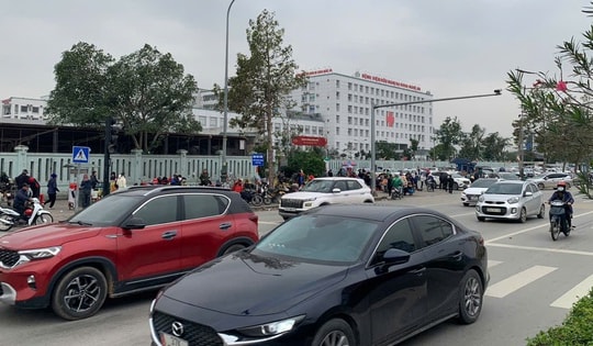 Nghệ An: Hàng rong, xe ôm tái lấn chiếm, bủa vây cổng bệnh viện