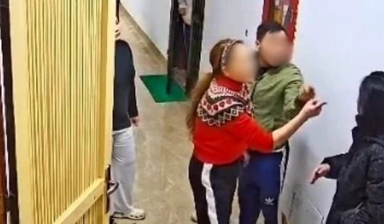 Triệu tập người phụ nữ hành hung hàng xóm tại hành lang chung cư