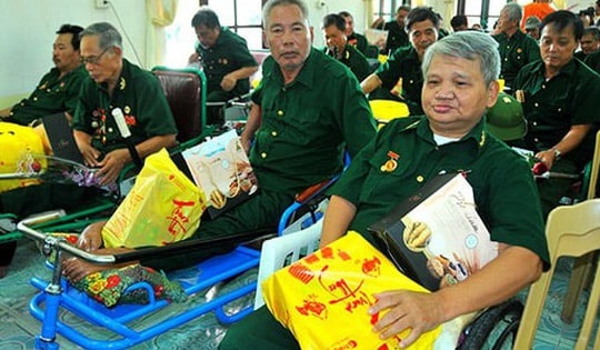 Bộ Nội vụ: Quà Tết của Chủ tịch nước đến tay người có công trước 31/1