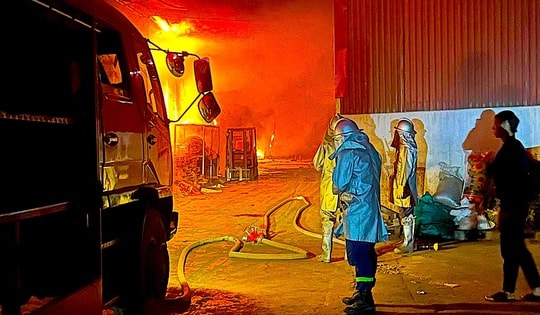 Cháy lớn tại xưởng sản xuất ở Đan Phượng, robot chữa cháy được huy động