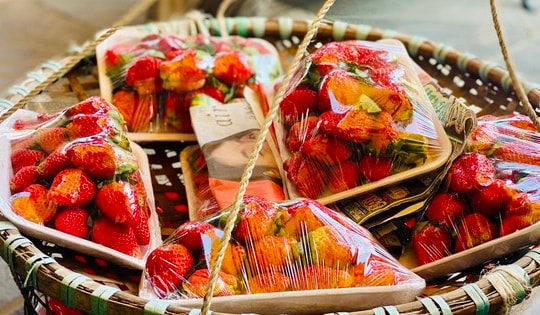 Dâu tây Trung Quốc bán tràn ngập thị trường, người tiêu dùng cần lưu ý điều này để không bị 'qua mặt'