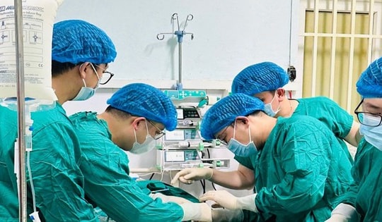 Thanh niên khỏe mạnh bất ngờ sốc tim, bác sĩ bệnh viện miền núi cứu sống bằng kỹ thuật VA-ECMO