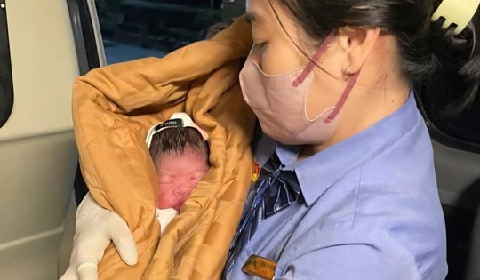 Tiếp viên tàu SE4 hỗ trợ sản phụ sinh con an toàn trên tàu ra Hà Nội