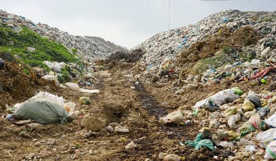 Dân ‘ngạt thở’ bên bãi rác Núi Voi