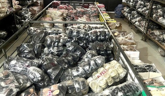 Kiểm tra đột xuất phát hiện hơn 21.300 đôi giày, dép không rõ nguồn gốc