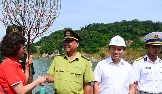 Thăm, chúc Tết cán bộ, chiến sĩ đảo Hòn Khoai