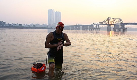 Người Hà Nội vẫn xuống sông Hồng bơi dù đang giữa mùa đông rét buốt