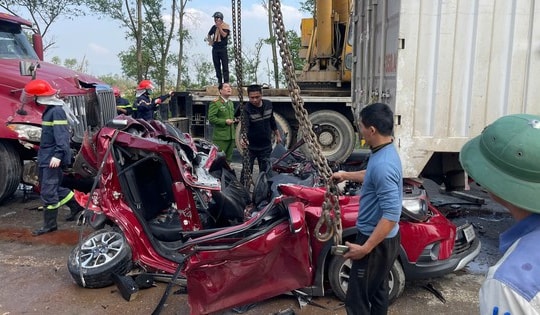 Clip: Xe con bẹp dúm kẹt dưới gầm xe tải sau tai nạn liên hoàn ở Hà Tĩnh