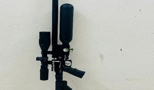 Khởi tố nam thanh niên tàng trữ 2 khẩu súng và hàng trăm viên đạn