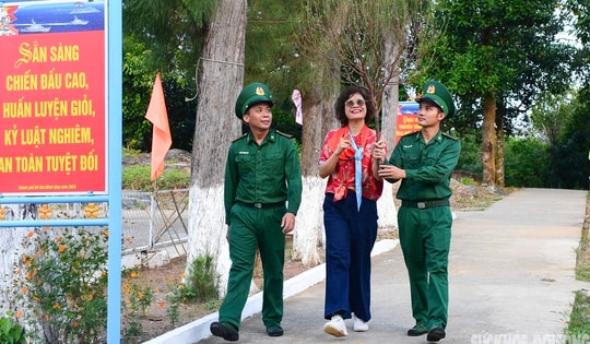 Ấm áp tình quân dân trên đảo Hòn Chuối