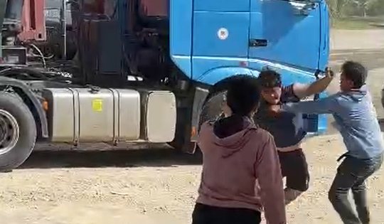 Xác minh 2 tài xế xe ben đánh nhau trong mỏ đá