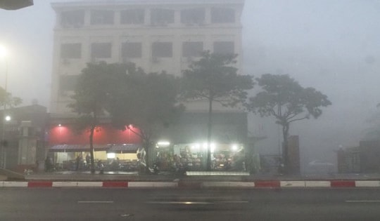 Sương mù bao phủ dài ngày ở miền Bắc, cảnh báo thời tiết nguy hiểm trên biển