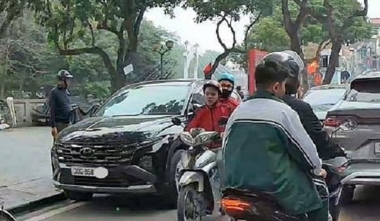 Phạt tài xế ô tô đỗ xe nơi có biển cấm đỗ từ phản ánh của người dân