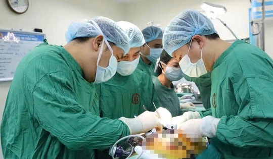 Thêm ca ghép thận mẹ hiến cho con tại Bệnh viện Việt Nam - Thụy điển Uông Bí