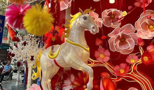 Đồ trang trí Tết vào mùa, phố phường rực rỡ sắc xuân