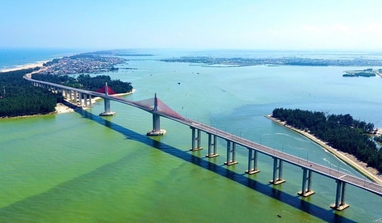 Toàn cảnh cầu vượt cửa biển dài nhất miền Trung