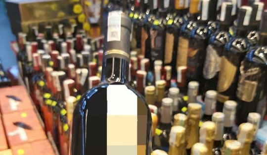 Rượu Tết tràn ngập thị trường, làm gì để không mua phải rượu giả?