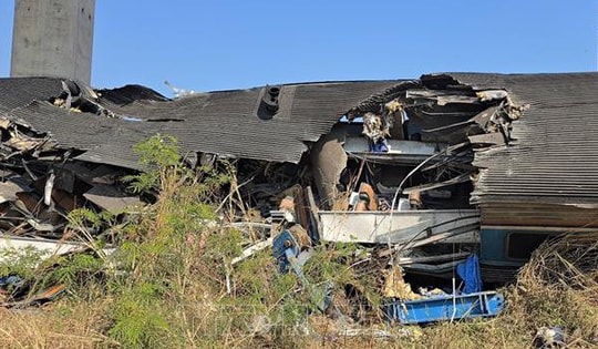 Thái Lan: Cần cẩu đổ sập vào đoàn tàu chở khách, ít nhất 22 người tử vong