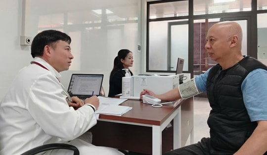 Bác sĩ Bệnh viện Đại học Y Hà Nội về trạm y tế phường khám bệnh cho người dân