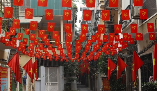 Hà Nội rực rỡ sắc cờ chào mừng Đại hội XIV của Đảng