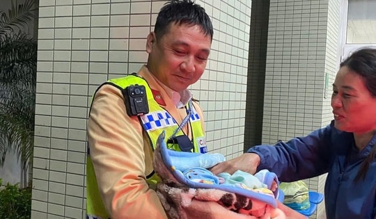 Sản phụ 'vượt cạn' trên xe khi đang được cảnh sát giao thông đưa đến viện