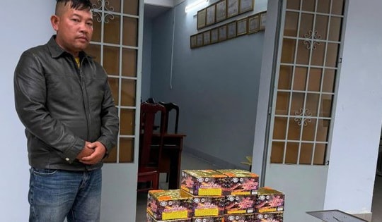 Đang vận chuyển trái phép pháo nổ thì bị bắt tại ngã ba