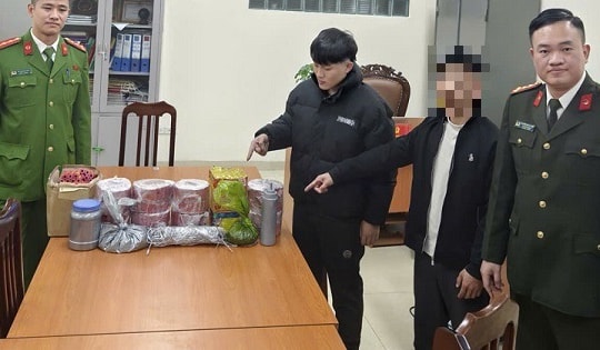 Bắt đối tượng lừa đảo bán pháo lậu trên Facebook