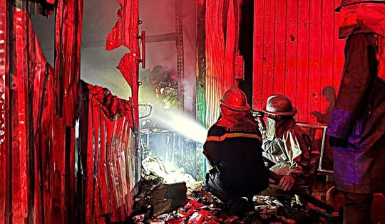 Hà Nội: Cháy kho một Công ty dược phẩm vào giữa đêm