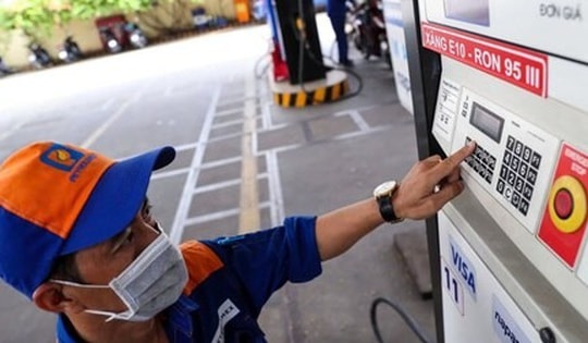 Giá xăng bật tăng trở lại, RON95 lên 18.712 đồng/lít
